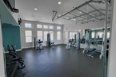 Image de Tranquil Lakeside Retreat with Pool & Gym\n\n