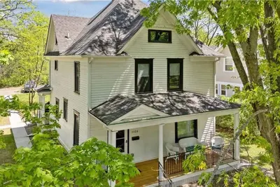 Image de Historic & Luxurious, Steps to Shops, Dining, St. Croix Beach, and the Marina.