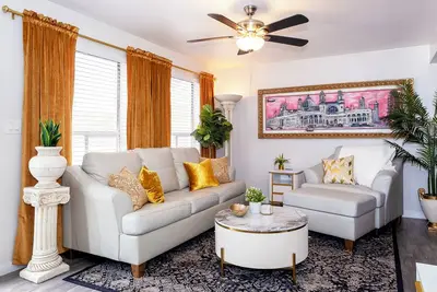 ~Villa Golden~ Centrally located, King Bed!