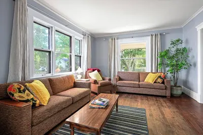 Image de Historic 4 Br, 1. 5 bath home So close to downtown Ann Arbor!