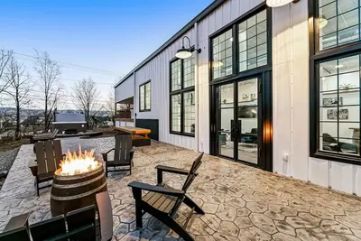 Image de A showpiece, modern, lake-view marvel w\/ Hot Tub, Chef's Kitchen