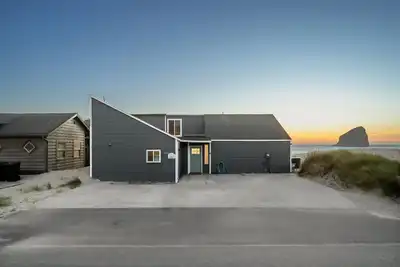 Image de Bright and Airy Beachfront Bungalow w/hot tub overlooking Haystack rock!