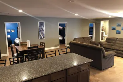 Image de The Tuna Lodge is a quiet secluded 3 bedroom 2 full bath lodge in Venice La
