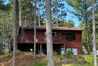Image de Escape to the Lake - Rustic 3-bedroom log-sided cabin nestled amongst the pines