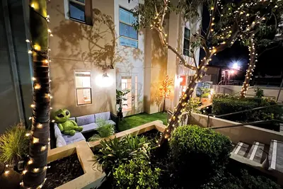 Image de Cozy Unit with w\/ Parking & Fitness Room in Heart of Encino\n
