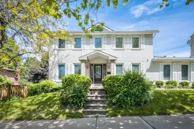 Image de 5 minutes to Fairview Mall/401/Dvp! Cozy Family Sized House!