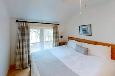 Image de Pet-Friendly Lakeside Cottages With Private Outdoor Decks for a Homely Stay