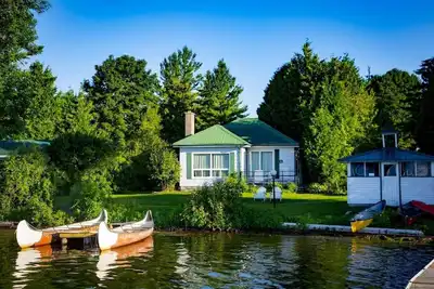 Image de Serene Lakeside Inn Featuring Private Decks, Wine Cellar & Scenic Views for Coup