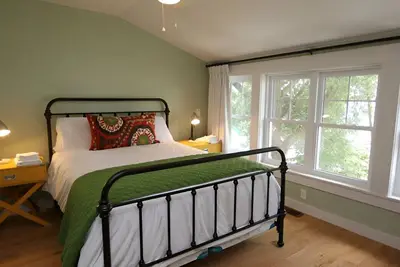 Image de Inviting Lakeshore Lodgings w/ Canoe and Kayak Rentals, Perfect for Autumn