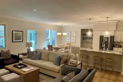 Image de Spacious 4 bedroom house with East Bay beach access walkable to Elk Rapids