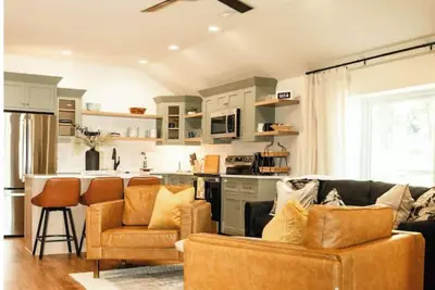 Image de New! ! Get Cozy in the Country - The Cottage on Luca Hill