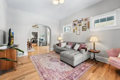 Image de Cozy Victorian | King Bed, Private Yard, Walk to SoBo Restaurants