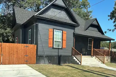 Image de The Mustard Seed Cottage-Charming 3-Br Craftsman conveniently located downtown!