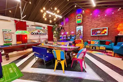 Image de Massive game room, hot tub, firepit, grill, games