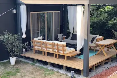 Image de Glamping for private use of an entire building! Barbecue & watch a movie on the projector screen on the 16 square meter patio with a view of the Minato River! Accommodates up to 10 people!
