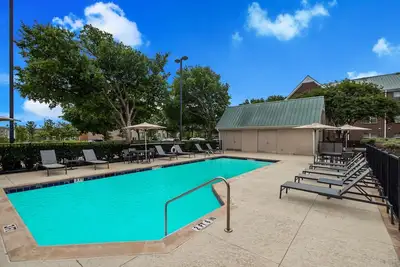 Image de Comfort and Convenience! Onsite Pool, Free Breakfast, Parking
