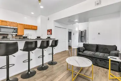 Image de Cozy Full 2br/2b Apt by Shopping & Bars