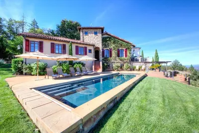 Image de Spacious vineyard estate in Napa Valley with home, guest home, pool, pano views