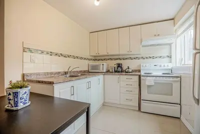 Image de Spacious Queen Bedroom Walk-out Unit