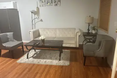 Image de Newly Renovated Downstairs 3br/2ba Suite — Near Airport + Laundry + Parking