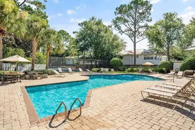 Image de Pet Friendly (no pet fees) | Ground Level | Pool | Fitness Center | Tennis/Pickleball | Playground