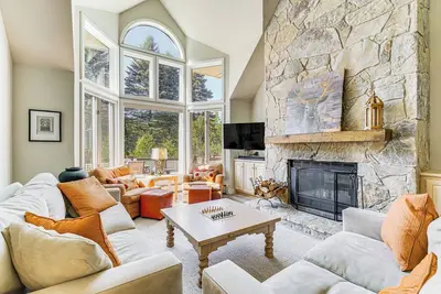 Image de Walk to Ski Lift: Spacious Condo in West Dover!