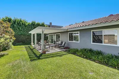 Image de 3 Mi to Huntington State Beach: Home w/ Backyard!