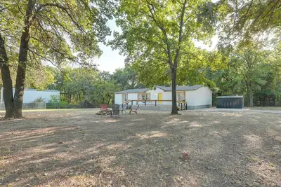 Image de Home w/ Fire Pit & Foosball in Lake Texoma!