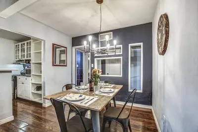 Image de Central Phoenix Gem: Stay Near Top Venues, Light Rail, and Same-Day Bookings!