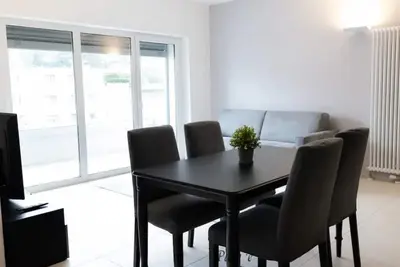 Image de Appartement deux pièces spacieux à 15 minutes du bord du lac (Urban 18)
