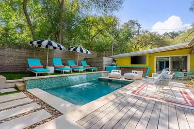 Image de MidMod Bungalow 5br Heated Pool