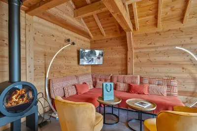 Image de Chalet Authentique Près du Village, 5 Chambres, Balnéo
