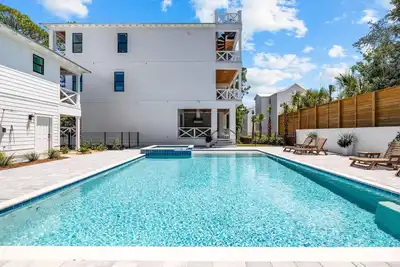 Image de Golf Cart+10 Bikes! 5-Min Walk to Beach! Pool+Spa (Heatable) 8 Bed+Carriage Home