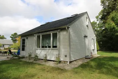 Image de Charming Cottage Privately Tucked Close to Beaches and Town 2412