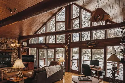 Image de Otter Cove Lodge: Serene Lakefront Retreat w/ Kayaks, Fireplaces, & Room for 10