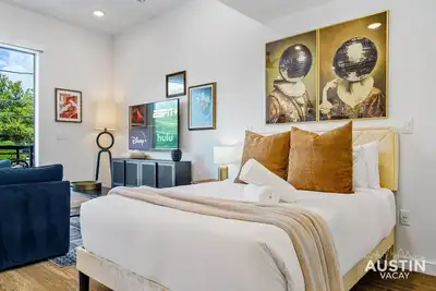Image de Vibrant Austin Studio | Balcony + Parking + Wi-Fi