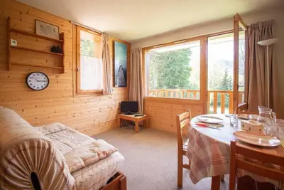 Image de À 5m des pistes de ski, 10ème étage, vue montagne/vallée, balcon, télévision, casier à ski, 27m²