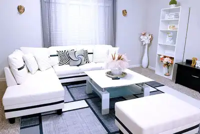 Image de 5 bedroom New home, 5Queen beds, 1 king suite, living room & Game room & Office