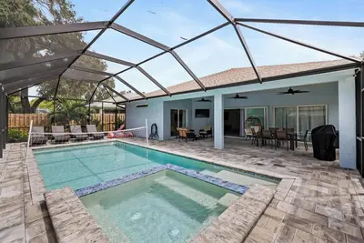 Image de Modern 4br Sarasota Retreat w/ Saltwater Pool, Jacuzzi & Stylish Minimalist Desi
