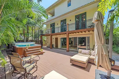Image de Exclusive 3-Story Home w/ Swim Spa, Game Room, 4 Bedrooms Near Siesta Key Beache