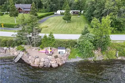 Image de Lakefront Sunset Loon Rock Cottage, private beach, 2-bedroom WiFi free parking