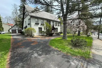 Image de Large English Tudor offering 3 generous floors of living space - Belmont\/Travers