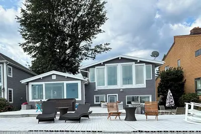 Image de Beach front escape! Serene Views with Ultimate Relaxation! Your getaway awaits!