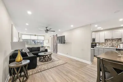 Image de Renovated Downtown High Rise 2 Bedroom apartment with Free Parking- 2101