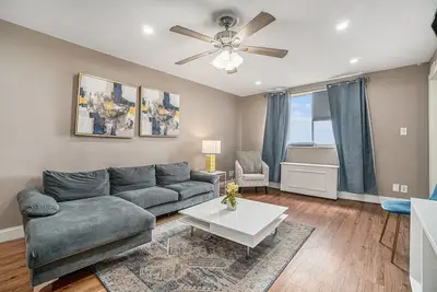 Image de Spacious 2-Bedroom Downtown Atlanta Condo with Free Parking Ac, and Wi-Fi- 2003