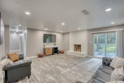 Image de Click Now 20% Off Spindletop House 4 bedroom 3 bath & Gameroom! 🎩🎲💰🏦💸
