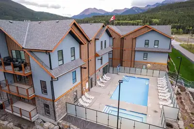 Image de 1200+ sq2 | 3 Br/2 Ba/7 Beds | Pool/Hot Tub/Firepit | Pool & Ping Pong Table