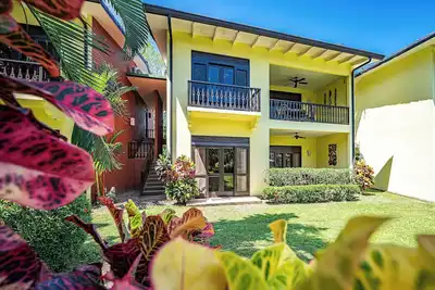 Image de Quiet and elegant, nature, trails, viewpoints, beach shopping malls 5 min away.