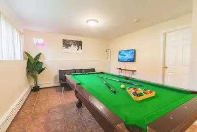 Image de Roomy Boston 5bd-3ba-Pool Table-Free Parking