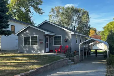 Image de Barb’s Cozy Home with Office and Covered Parking!
